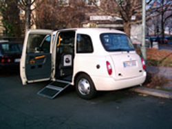 TX4 mit Rollstuhlrampe